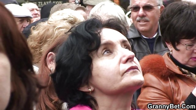 عمه مست زن میانسال سکسی باعث ایجاد نعوظ در پسر شد