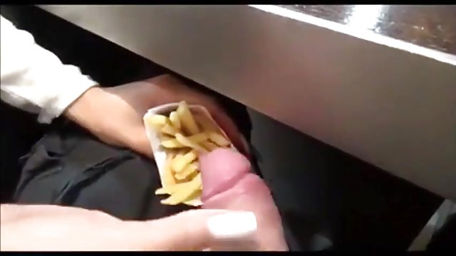 دختران خنده دار رابطه جنسی سکس زن و زن لزبین را به صورت آنلاین نشان می دهند